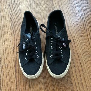 Low top black superga sneaker size 7